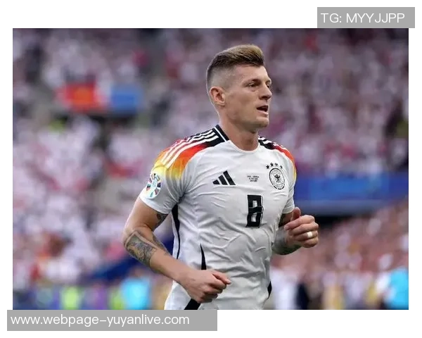 克罗斯：从足球场上的战术大师到生活中的低调绅士